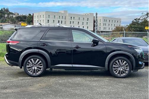 2023 Nissan Pathfinder SL FWD