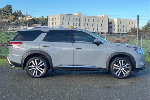 2025 Nissan Pathfinder Platinum 4WD