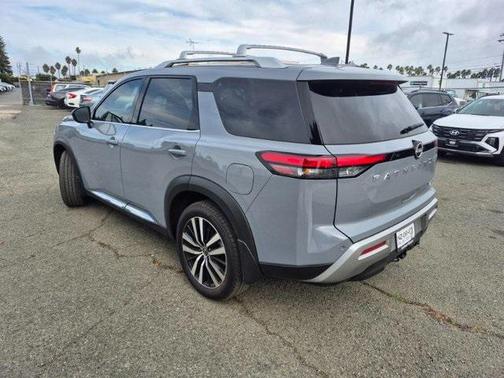 2025 Nissan Pathfinder Platinum 4WD