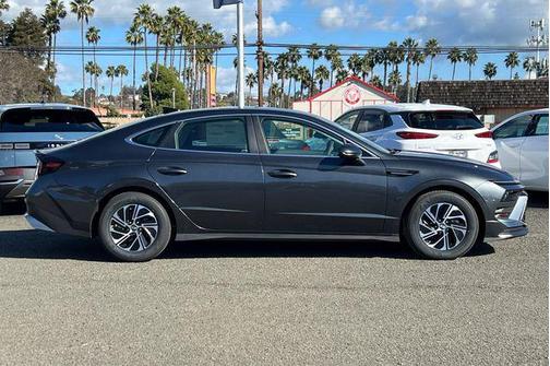 2026 Hyundai SONATA Hybrid Base