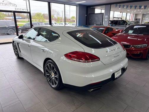 2016 Porsche Panamera 4 Edition