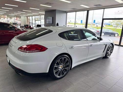 2016 Porsche Panamera 4 Edition