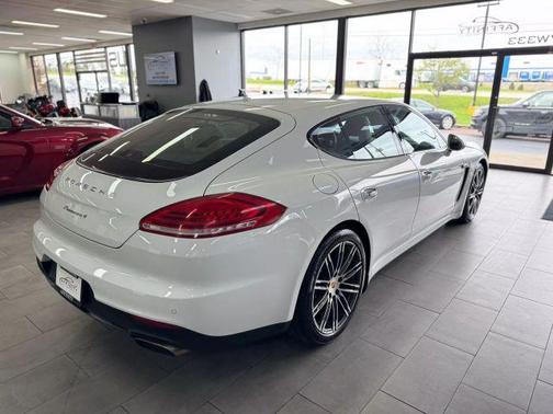 2016 Porsche Panamera 4 Edition