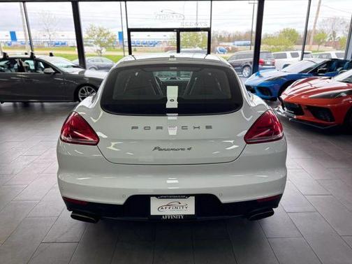 2016 Porsche Panamera 4 Edition