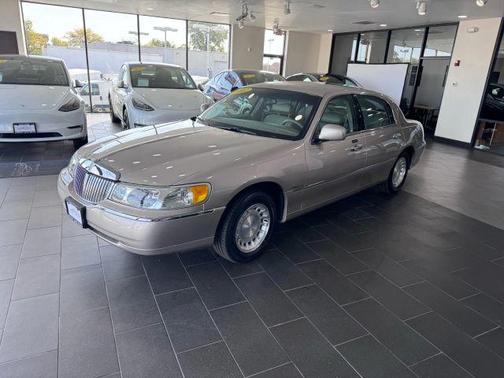 2002 Lincoln Town Car Executive