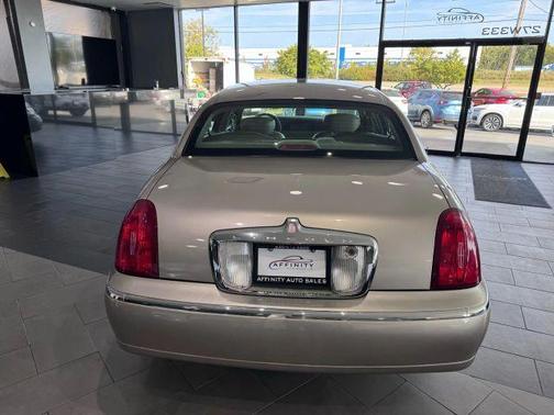 2002 Lincoln Town Car Executive