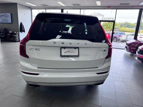 2020 Volvo XC90 T5 Momentum 7 Passenger