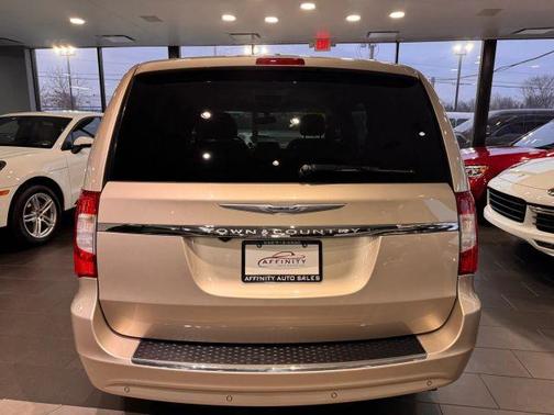 2014 Chrysler Town & Country Touring-L