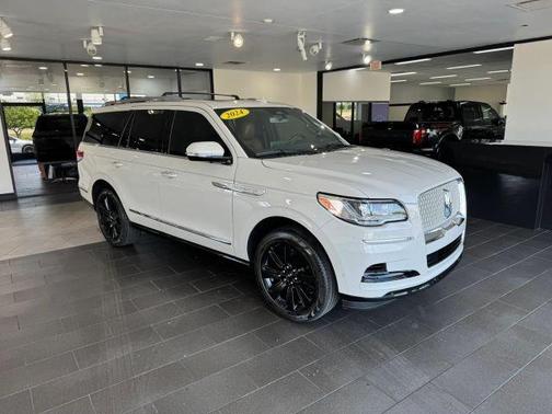 White 2024 Lincoln Navigator Reserve
