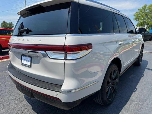 White 2024 Lincoln Navigator Reserve