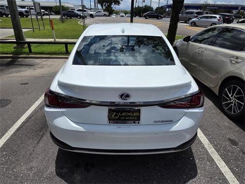 2022 Lexus ES 300h F SPORT
