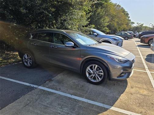 2017 INFINITI QX30 Premium