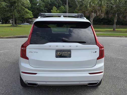 Crystal White Metallic 2020 Volvo XC90 T6 Momentum