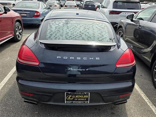 2016 Porsche Panamera 4 Edition