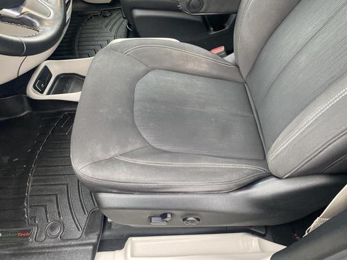 2020 Chrysler Voyager LX