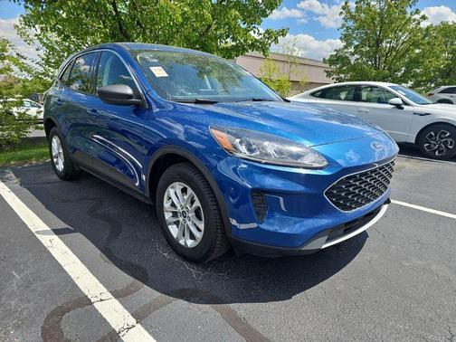 Blue Metallic 2022 Ford Escape SE