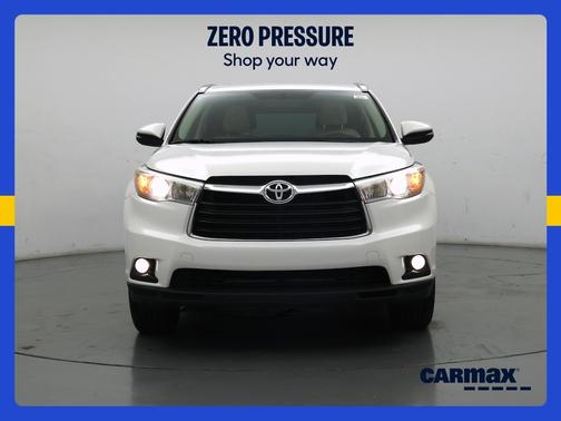 White 2016 Toyota Highlander XLE