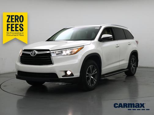 White 2016 Toyota Highlander XLE