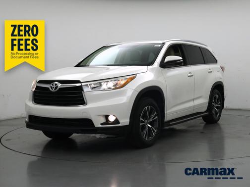 White 2016 Toyota Highlander XLE