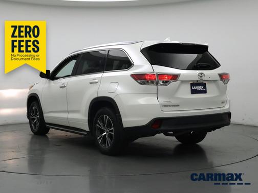 White 2016 Toyota Highlander XLE