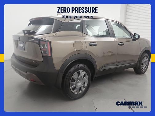 Gold 2025 Nissan Kicks S