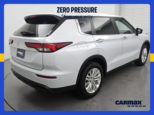White 2024 Mitsubishi Outlander ES