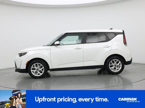 White 2023 Kia Soul LX