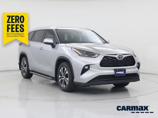 Silver 2022 Toyota Highlander Hybrid XLE