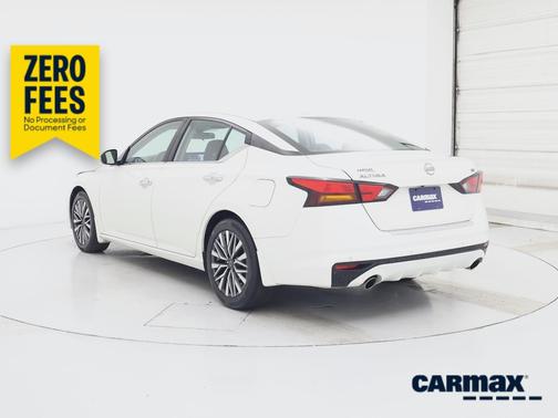 White 2023 Nissan Altima SV