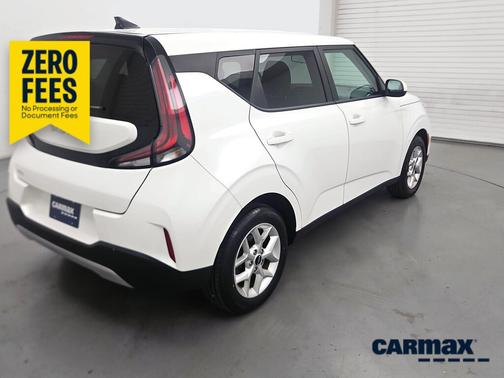 White 2025 Kia Soul LX