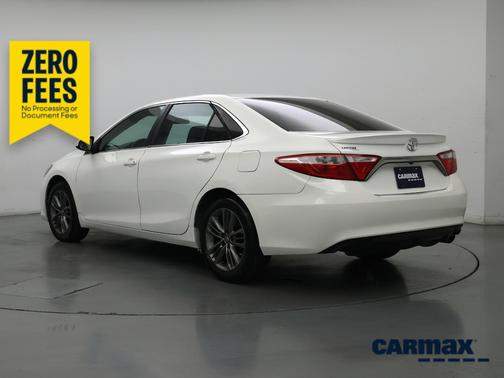 White 2017 Toyota Camry SE