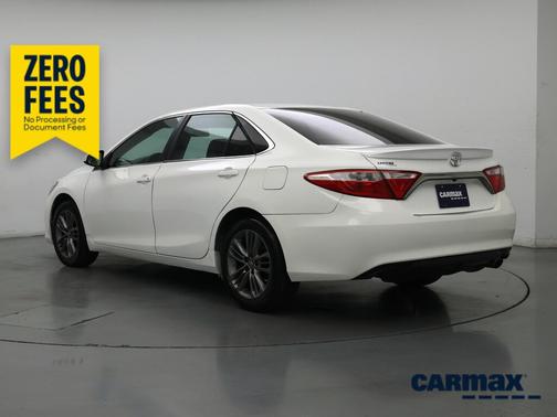 White 2017 Toyota Camry SE