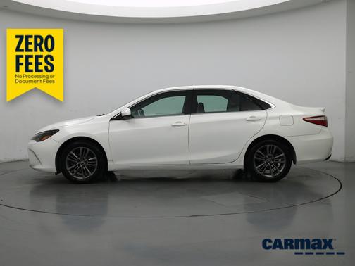 White 2017 Toyota Camry SE