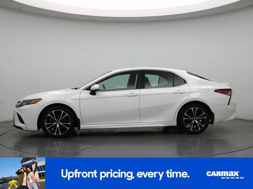 White 2018 Toyota Camry SE