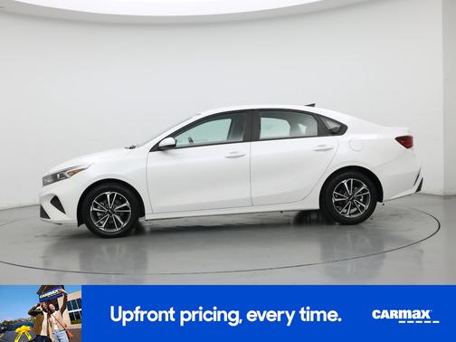 White 2023 Kia Forte LXS