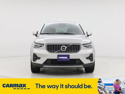 2025 Volvo XC40 B5 Core Bright Theme