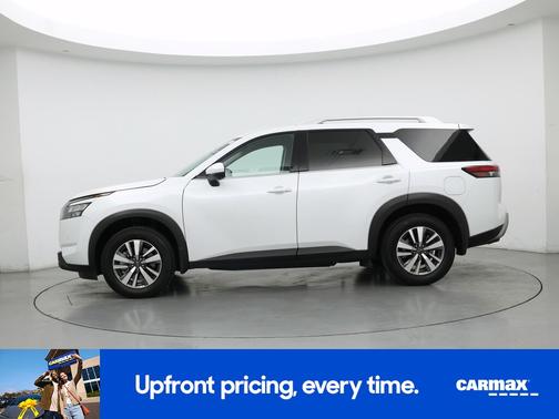 White 2025 Nissan Pathfinder SL