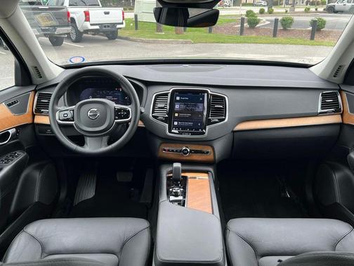 2024 Volvo XC90 B5 Plus Bright Theme