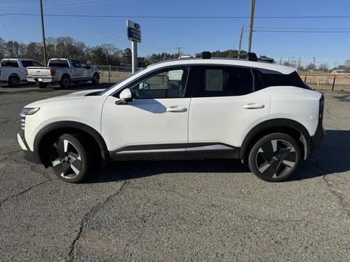 2025 Nissan Kicks SR