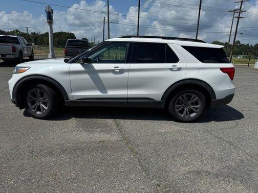Star White Metallic Tri-Coat 2022 Ford Explorer XLT