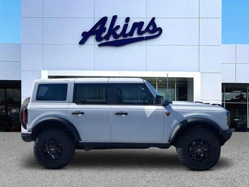 Oxford White 2026 Ford Bronco Badlands
