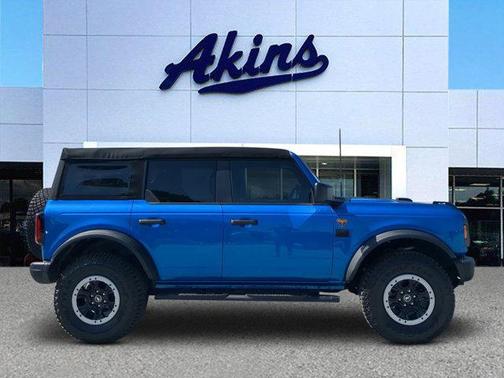 Velocity Blue Metallic 2023 Ford Bronco Badlands