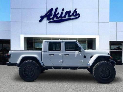 Bright White Clearcoat 2024 Jeep Gladiator Mojave X