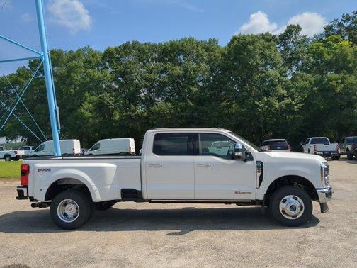 Star White 2026 Ford F-350 Lariat Super Duty