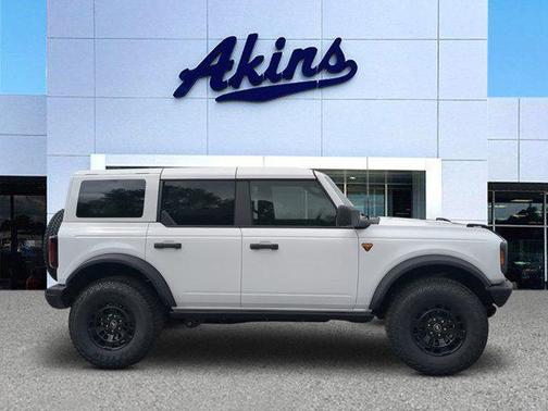 Oxford White 2026 Ford Bronco Badlands