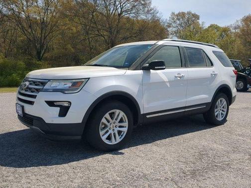 White Platinum Tri-Coat Metallic 2018 Ford Explorer XLT