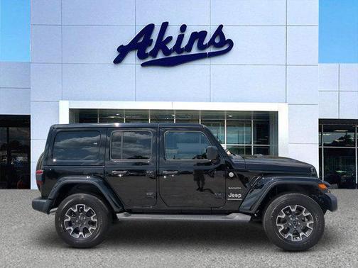 Black Clearcoat 2024 Jeep Wrangler Sahara