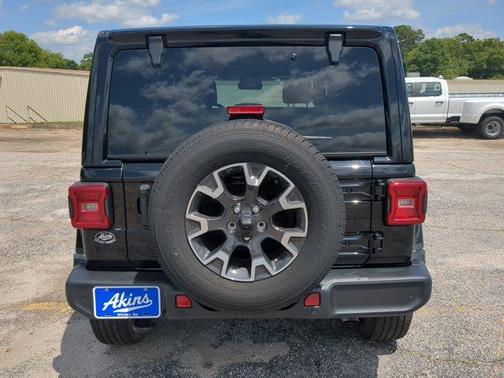 Black Clearcoat 2024 Jeep Wrangler Sahara