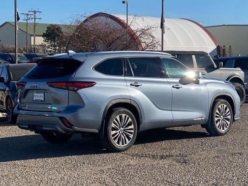 2022 Toyota Highlander Hybrid Platinum