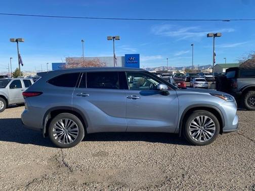 2022 Toyota Highlander Hybrid Platinum